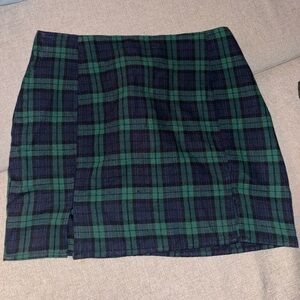 Plaid skirt with zipper and small slits on both sides.